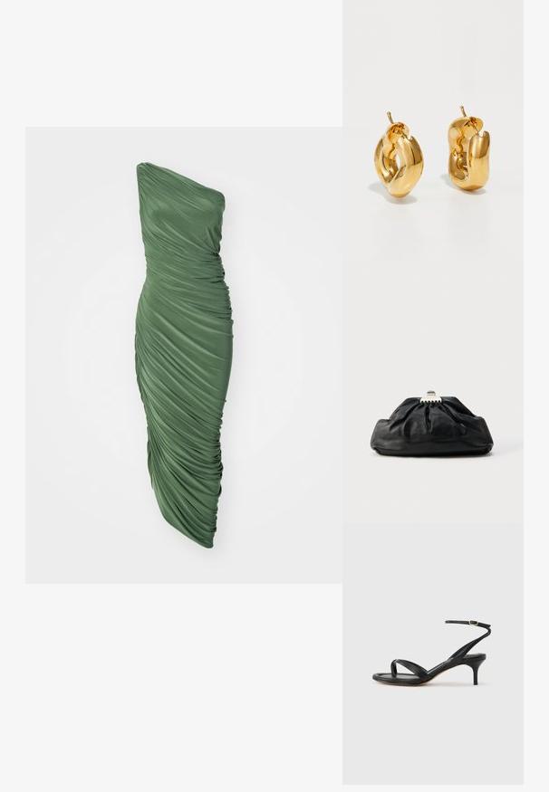 Grünes, einseitig trägerloses Kleid aus gerafftem, strukturiertem Stoff, das eine figurbetonte Silhouette hat, die bis zum Saum fließt.; Schwarze Ledersandale für Damen mit dünnen Riemchen, einer Zehenlasche, einer Knöchelschnalle und einem mittelhohen Stöckelabsatz vor neutralem Hintergrund.; Schwarze Leder-Clutch mit geraffter Textur, Metallverschluss und dezentem, auf der Vorderseite geprägtem Logo. Abgerundete Form.; Fette goldene Creolen mit einem leicht verdrehten, röhrenförmigen Design und Steckverschlüssen auf einem weißen Hintergrund.