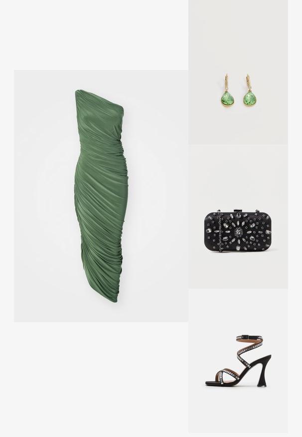 Groene, een-schouder jurk van geplooide, gestructureerde stof, met een aansluitende silhoët die naar de zoom toe vloeit.; Zwarte hoge hakken sandaal met spiraal enkelband, versierd met vierkante metalen accenten, open teen en een slank, gebogen hakontwerp.; Zwarte clutch met een rechthoekige vorm, versierd met verschillende strass-steentjes in een bloemmotief, voorzien van een zilveren ketting voor het dragen.; Gouden druppel oorbellen met druppelvormige groene edelstenen en kleine ronde heldere stenen boven, getoond op een witte achtergrond.