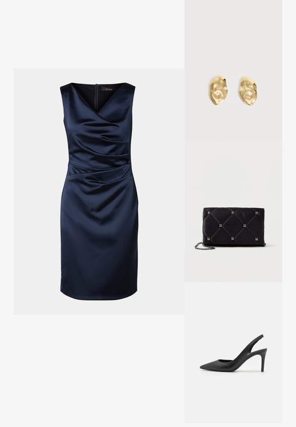 Robe en satin marine avec un décolleté en V, sans manches, avec des détails froncés à la taille et une fermeture éclair discrète au dos.; Escarpins à talon aiguille en cuir noir, avec un design à bout pointu, présentant une découpure à l'avant et un talon fin.; Clutch en satin matelassé noir avec des clous en pyramide argentés, chaîne, forme rectangulaire et texture lisse. Dimensions de 10 cm x 18 cm x 4 cm.; Paire de boucles d'oreilles en métal doré brillant, de forme irrégulière, avec une surface froissée et lisse sur un fond clair uni.
