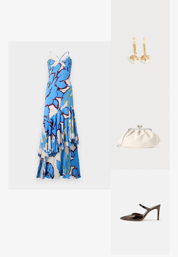 Bloemen maxi jurk met een blauw-wit patroon, gedraaide bandjes en gelaagde ruches. Gemaakt van lichtgewicht stof met een vloeiende uitstraling.; G glanzende donkerbruine mule met spitsen neus en hoge hak met een smalle band over de wreef op een effen witte achtergrond.; Crèmekleurige stoffen clutch met een geplooid ontwerp, een zilverkleurig metalen frame, twee decoratieve balletjes en een zilveren kettingriem.; Gouden oorringen met hangende witte parels omhuld met goud en kleine heldere kristallen op een effen lichte achtergrond.