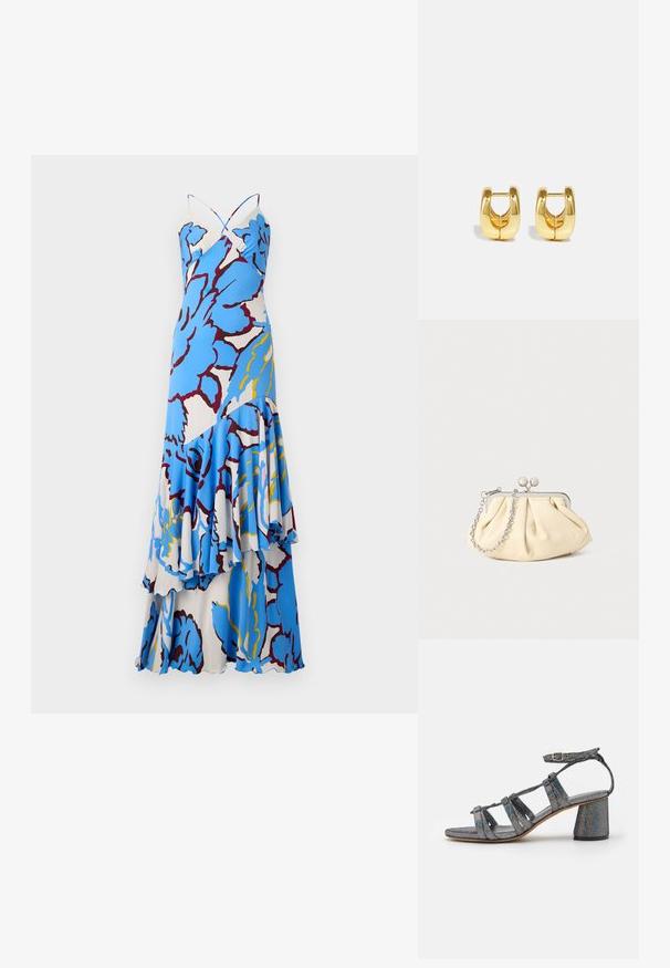 Blomster maxi kjole med et blå- og hvidt mønster, snoede stropper og lagdelte flæser. Fremstillet af letvægtsstof med et flydende design.; Mansur Gavriel DAY DREAM - Sandaler - glitter; Plisseret beige læderclutch med en sølvmetalramme, der har to runde dekorative låse og en sølvkædetrasporte.; Guld hoops øreringe med et slankt, afrundet design. Har en hul midte og en blank overflade, der komplementerer moderne stilarter.
