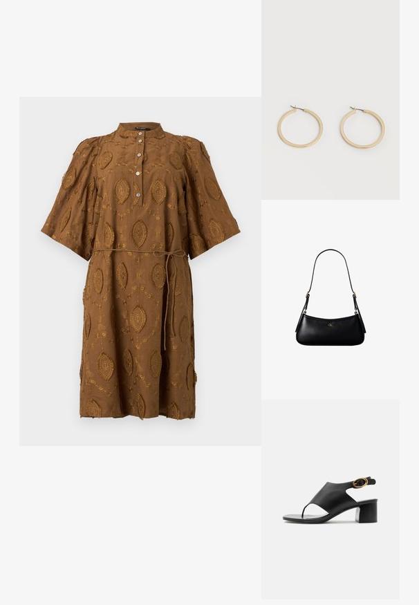 Robe marron longueur genou avec motifs ovales brodés, manches courtes larges, patte de boutonnage devant et fine ceinture à nouer à la taille.; Sandale slingback pour femme en cuir noir avec bout ouvert, boucle ovale dorée et talon bloc sur fond blanc.; Mini sac à bandoulière en cuir noir avec une fine bandoulière et un petit logo CK doré au centre avant.; Paire de boucles d'oreilles créoles moyennes lisses ton or avec fermoirs à charnière sur fond clair uni.