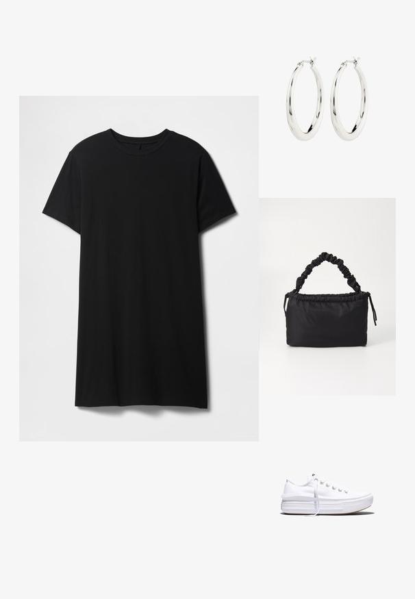 Sort kortærmet t-shirt lavet af bomuld, med klassisk rund halsudskæring og en lige kant, med en glat, mat tekstur.; Hvid lavt snørestøvle med tyk plateau-sål, snørelukning foran og gummiforstærket tåkap, set i sideprofil.; Sort taske lavet af blødt, glat stof. Har et sammensnoet håndtag og en snørrelukning, med en rektangulær form og ingen synlig hardware.; Sølvøreringe i form af hoops med en glat, blank finish. Cirkulær form, der har en sikker lås. Simpelt og elegant design.