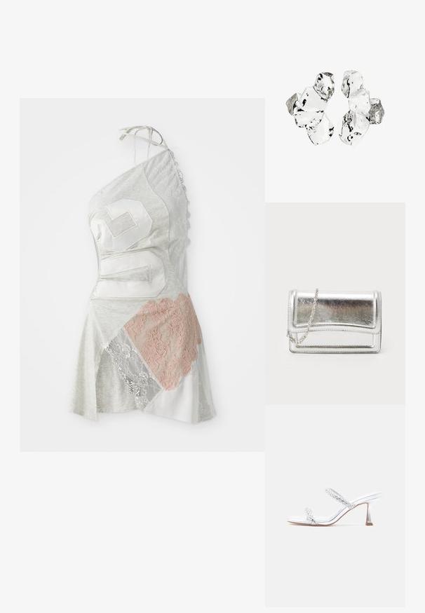 Het asymmetrische jurkje heeft grijze stof met een patchworkontwerp, waaronder witte en lichtroze kantaccenten en een groot wit nummer 26.; Zilverkleurige sandalen met hak hebben twee met kralen versierde bandjes, een puntige neus en een blokhak van gemiddelde hoogte. Glad, glanzend materiaal met een geaccentueerd textuurelement.; Zilveren metallic clutch tas met een gladde textuur, klep sluiting en een kettinghengsel. Bevat een gestructureerd rechthoekig design en gestikte accenten.; Cluster van zes onregelmatig gevormde, doorschijnende en reflecterende glasachtige stukken die zijn gerangschikt op een witte achtergrond.