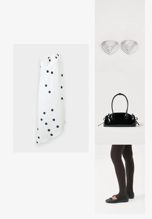Robe blanche asymétrique à une épaule avec pois noirs, ourlet asymétrique et détail froncé à l'encolure sur fond uni.; Jambes portant des leggings côtelés foncés associés à des ballerines noires avec de petits détails en nœud sur fond blanc.; Petit sac à main noir brillant avec deux longues anses et des détails à cordon sur les côtés sur un fond clair uni.; Boucles d'oreilles en argent avec un design ondulé et texturé, en forme de croissants superposés ; la finition polie accentue les qualités réfléchissantes.