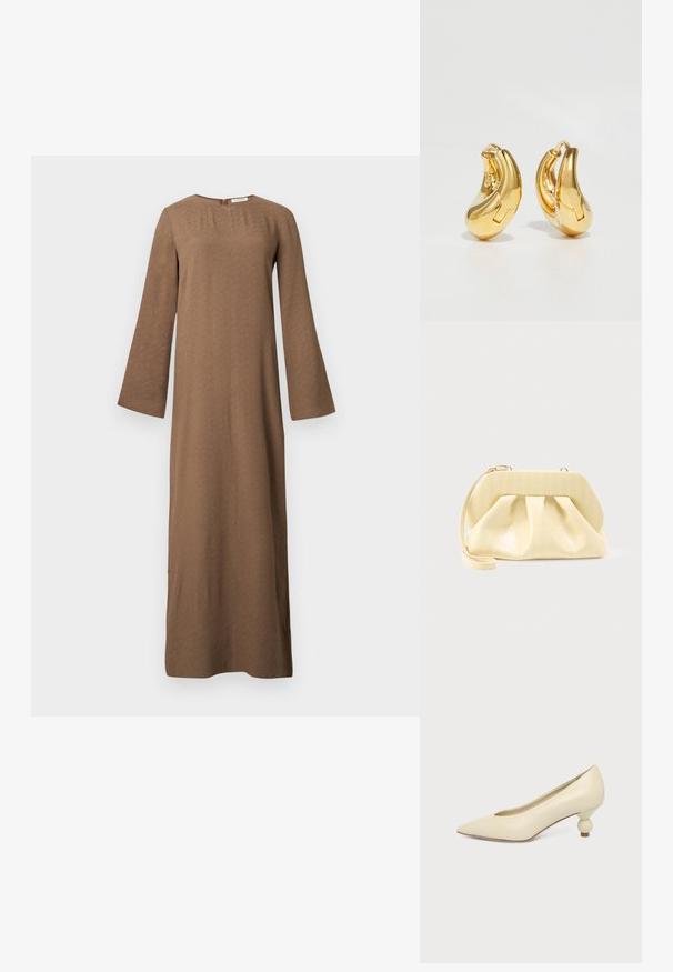 Longue robe marron avec encolure ronde, manches longues et larges, et fermeture éclair au dos, présentée sur fond blanc uni.; Chaussure femme couleur crème à bout pointu avec un petit talon rond en forme de boule, sur fond uni.; Pochette en cuir couleur crème avec un cadre supérieur structuré et une lanière pour poignet, présentée sur un fond clair uni.; Boucles d'oreilles en or en forme de d'anneaux lisses et courbés avec une finition polie. Équipées d'un mécanisme de fermeture et de légères indentations pour le détail.