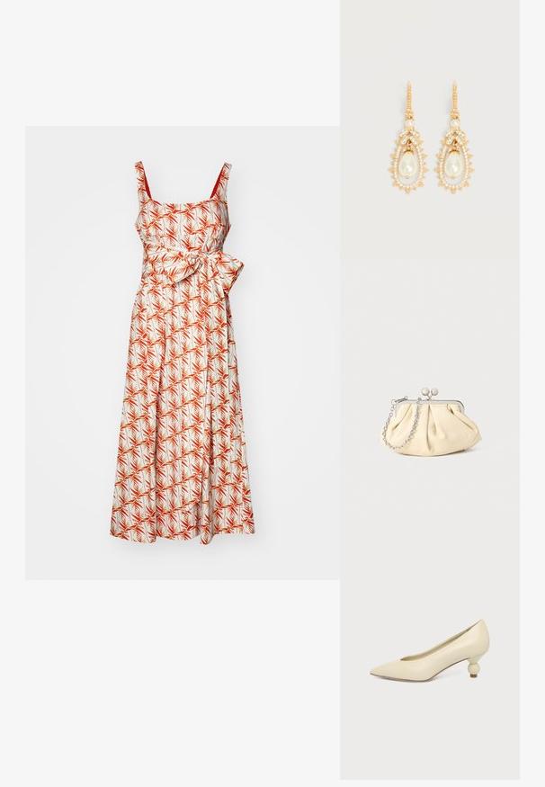 Witte midi-jurk met bloemenprint, met rode en groene palmenbladpatronen, dunne banden en een riem in de taille voor extra vorm.; Dames schoen in roomkleur met een puntige neus en een lage, ronde balvormige hak op een effen achtergrond.; Geplooide beige leren clutch met een zilveren metalen frame, voorzien van twee ronde decoratieve sluitingen en een zilveren kettingriem.; Oorbellen met goudkleurige druppels, voorzien van druppelvormige kunstparels, omringd door kleine heldere kristallen en kristalaccenten in de vorm van bladeren.
