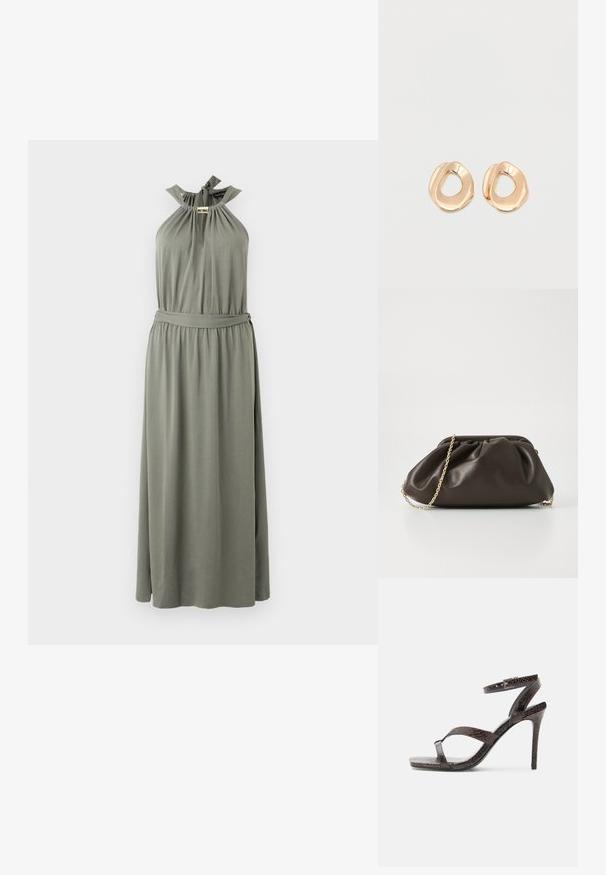 Robe dos nu couleur vert olive avec encolure froncée, accent doré et ceinture assortie en tissu à la taille, style longueur genou.; Sandale à talon haut marron foncé avec fines lanières, boucle à la cheville et motif texturé en peau de serpent sur fond blanc.; Sac à main en cuir marron avec un design froncé, une bandoulière en chaîne dorée et une finition douce et texturée. Sa forme compacte est idéale pour une utilisation en soirée.; Paired boucles d'oreilles en métal doré poli de forme irrégulière avec un centre ouvert sur un fond blanc uni.