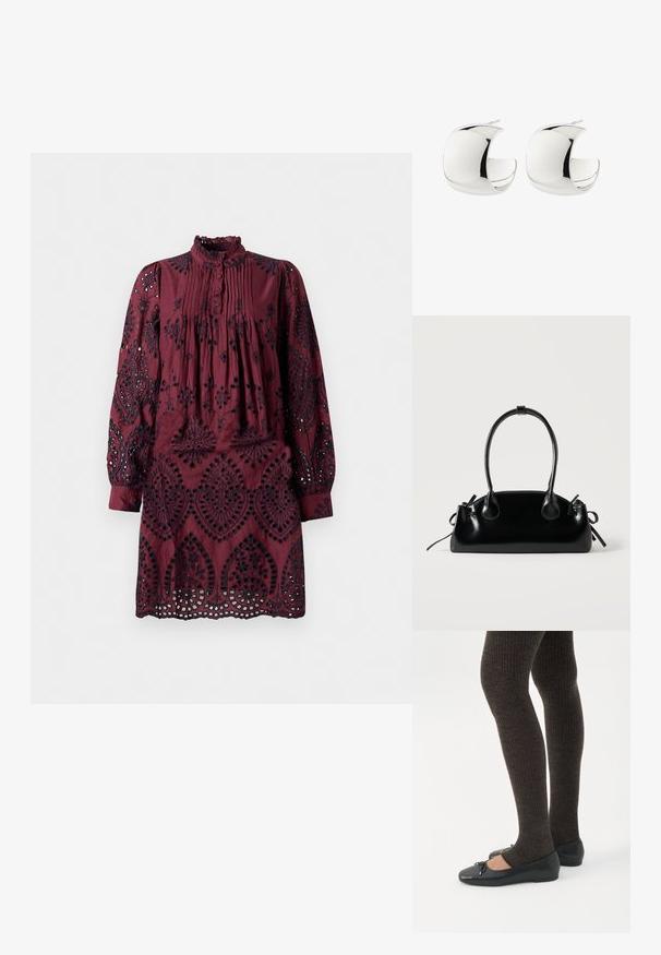 Bordeauxkjole med lange ærmer, plisseret foran, flæsekrave og intrikate sorte broderimønstre. Øjeudskæringer langs kanten.; Ben iført mørke ribbede leggings kombineret med sorte balletsko med små sløjfedetaljer på hvid baggrund.; Lille sort blank håndtaske med to lange håndtag og snøre-detaljer i siden på en ensfarvet lys baggrund.; Par polerede sølvøreringe i halvmåneform med lukning bagpå på hvid baggrund.