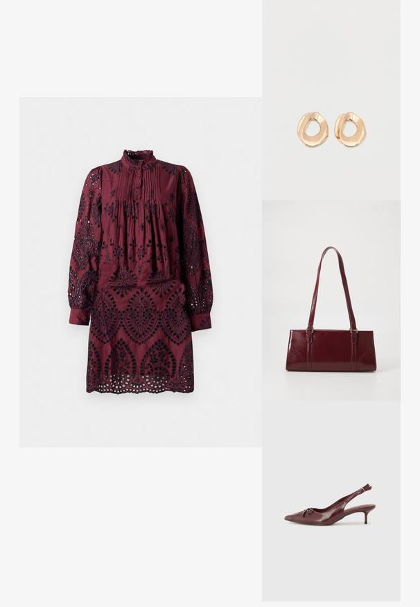Bordeaux rode jurk met lange mouwen, geplooide voorkant, gerimpelde kraag en ingewikkelde zwarte borduurpatronen. Gaatjes langs de zoom.; Bordeaux leren slingback hak met een spitse neus, verstelbare band en decoratieve strikdetails aan de voorkant. Hakhoogte van 7,5 cm.; Bourgondische handtas van glanzend materiaal, rechthoekige vorm, met twee schouderbanden en subtiele gebogen accenten aan de voorkant.; Set van onregelmatig gevormde, gepolijste hoepel oorbellen van goudkleurig metaal met een open midden op een effen witte achtergrond.