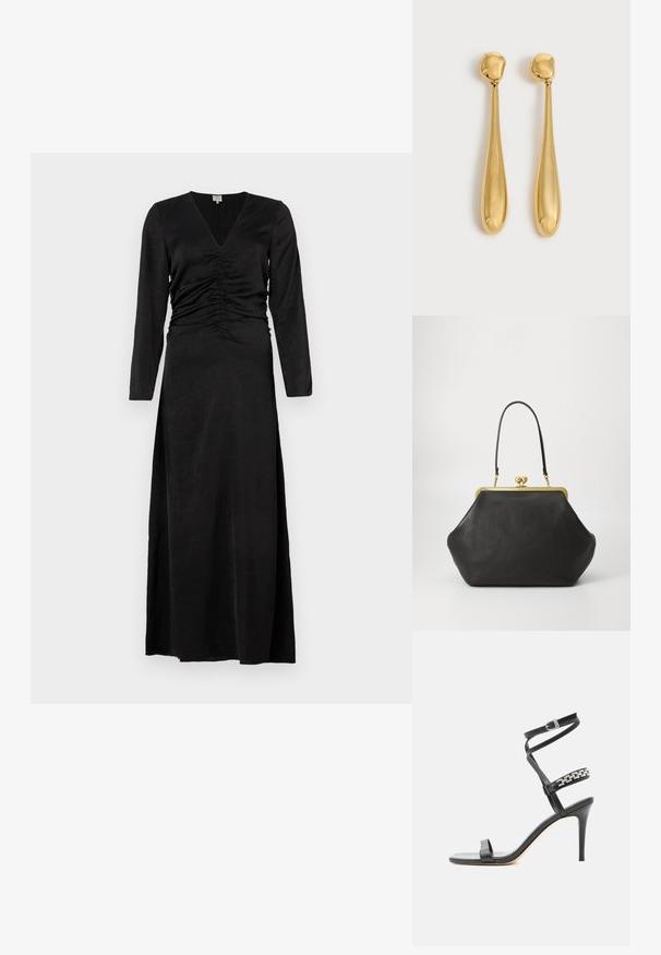 Schwarzes langärmeliges Kleid mit V-Ausschnitt, mit gerafften Details an der Taille und einem Seitenschlitz, aus einem glatten, leichten Stoff gefertigt.; Schwarze Sandalette mit hohem Absatz, schlankem Knöchelriemen, Mittelriemen verziert mit silbernen Kettengliedern und offenem Zehendesign.; COACH Handtasche - black; Paar lange, glatte, glänzende goldene Tropfenohrringe mit abgerundeten Oberseiten und zulaufenden Tropfenformen auf hellem Hintergrund.
