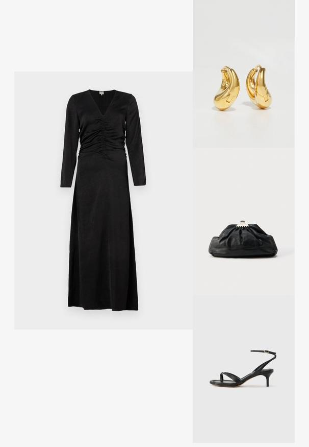 Schwarzes langärmeliges Kleid mit V-Ausschnitt, mit gerafften Details an der Taille und einem Seitenschlitz, aus einem glatten, leichten Stoff gefertigt.; Schwarze Ledersandale für Damen mit dünnen Riemchen, einer Zehenlasche, einer Knöchelschnalle und einem mittelhohen Stöckelabsatz vor neutralem Hintergrund.; Schwarze Leder-Clutch mit geraffter Textur, Metallverschluss und dezentem, auf der Vorderseite geprägtem Logo. Abgerundete Form.; Goldene Creolen mit einer glatten, geschwungenen Form und polierter Oberfläche. Mit einem Verschlussmechanismus und leichten Einkerbungen für Details.