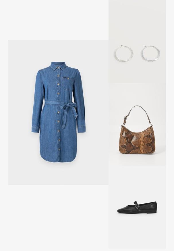 Denim skjortekjole med lange ærmer, frontknapper, brystlomme og knyttet taljebælte i medium blå vask.; Sorte læder flade sko med rund tå, et enkelt justerbart spænde og en glat, blank overflade. Minimalistisk design med en lav hæl.; Lille håndtaske med brun og sort slangeskinn mønster, kort justerbar rem og lynlåslukning.; Sølvfarvede metaloorringe med glat, let buet overflade og låsemekanisme på en ensfarvet hvid baggrund.