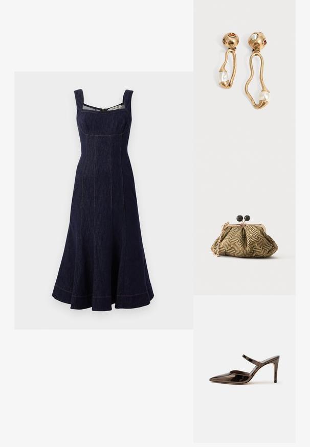 Navy denim jurk met een vierkante halslijn, brede banden, uitlopende rok tot op de knie en contrasterende stiksels. Ritsluiting aan de achterkant.; G glanzende donkerbruine mule met spitsen neus en hoge hak met een smalle band over de wreef op een effen witte achtergrond.; Kleine clutch tas met goud-zwart geometrisch patroon, goudkleurig metalen frame, zwarte bolsluiting en een korte gouden kettingband.; Goudkleurige oorbellen met onregelmatige open vormen, elk met een parel aan de onderkant en edelsteendetails op de ronde stekers.