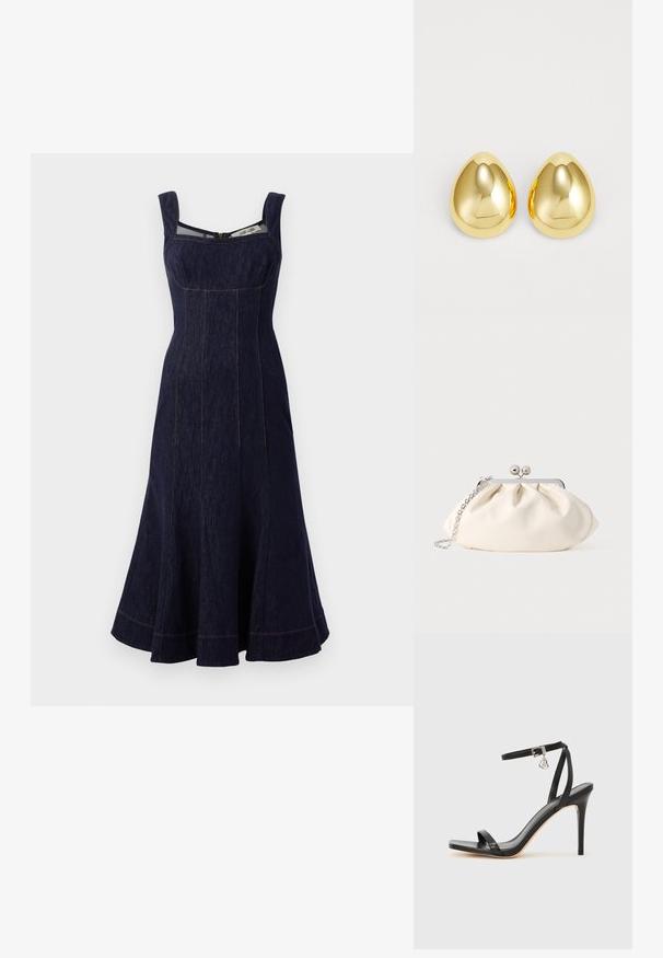 Navy denim jurk met een vierkante halslijn, brede banden, uitlopende rok tot op de knie en contrasterende stiksels. Ritsluiting aan de achterkant.; Zwarte sandaal met hoge hak, smalle enkelband, vierkante neus, soepel leermateriaal en metalen gespsluiting.; Crèmekleurige stoffen clutch met een geplooid ontwerp, een zilverkleurig metalen frame, twee decoratieve balletjes en een zilveren kettingriem.; Gouden studoorbellen met een gladde, gepolijste afwerking en een druppelvorm, die licht reflecteren voor een glanzende uitstraling.