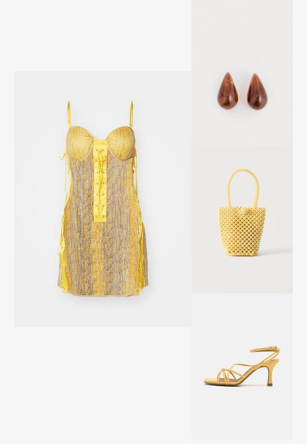 Gelbes und graues Kleid mit tailliertem Oberteil, Schnürung vorne und seitlichen Bändern. Es hat ein strukturiertes Muster und dünne, verstellbare Träger.; Billi Bi Riemensandalette - buttermilk; Kleine Beuteltasche aus glänzenden cremefarbenen Perlen mit einem Schlaufenhenkel aus Perlen und dekorativem Perlenknoten als Verschluss.; Ein Paar glänzende braune, tröpfchenförmige Ohrringe mit dezent dunkleren Mustern auf einem weißen Hintergrund.
