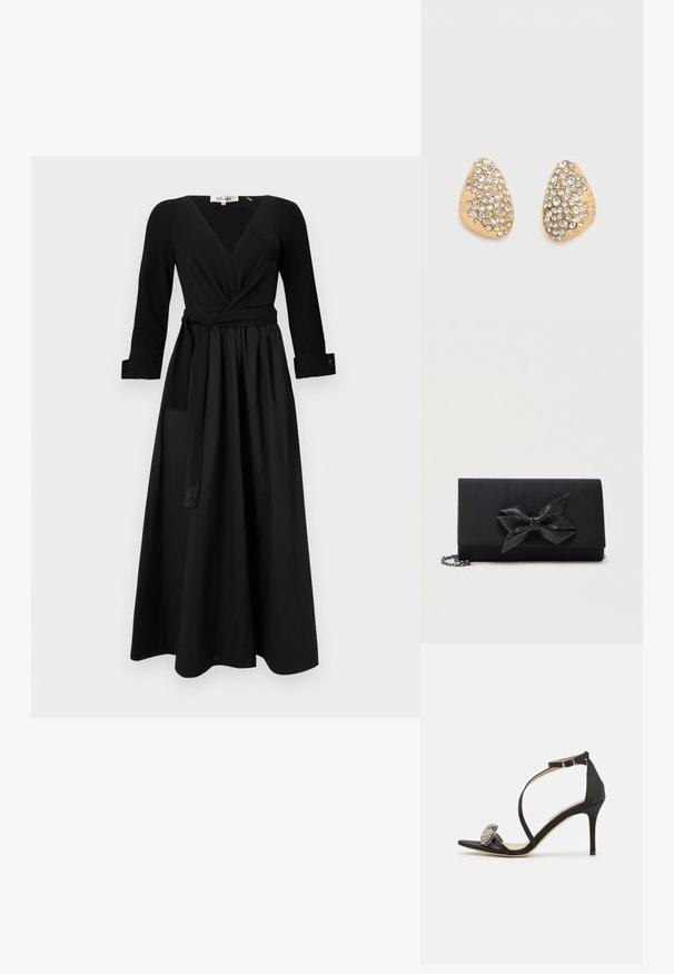 Schwarz langes Kleid mit V-Ausschnitt, langen Ärmeln und gebundenem Taillengürtel. Hergestellt aus glattem Stoff mit einem voluminösen Rock und geknöpften Ärmeln.; Schwarze Satin-Hochsandale mit offenem Zehenbereich, verziert mit einem filigranen Strassdetail vorne und einem Knöchelriemen zur Unterstützung.; Schwarze Clutch mit Satin-Finish, verziert mit einer strukturierten metallischen Schleife. Mit einer Kettenriemen für vielseitige Tragemöglichkeiten.; Dreieckige Ohrstecker in Gold-Ton mit gruppierten klaren Strasssteinen, die die Oberfläche bedecken, auf weißem Hintergrund dargestellt.