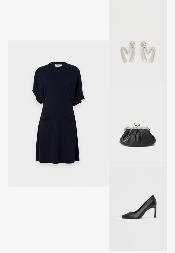 Marineblaues Baumwollkleid mit schwarzen Akzenten, kurzen Ärmeln, zwei Fronttaschen, rundem Ausschnitt und entspanntem Schnitt. Details aus goldenem Metall vorhanden.; Schwarzer Lederschuh mit hohem Absatz, spitz zulaufender Zehenpartie und metallischer silberner Spitze. Verfügt über eine glatte Oberfläche und einen schlanken 10 cm hohen Absatz.; Schwarze Leder-Clutch mit geraffter Textur, silberfarbener Metallrahmen, Druckverschluss und Kettenriemen. Glatte, weiche Oberfläche.; Paar silberfarbene Metallohrringe in Form des kantigen Buchstabens M mit abgerundeten Stegen auf weißem Hintergrund.