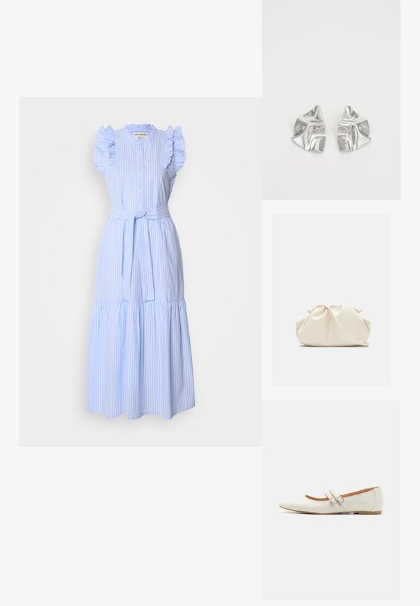 Lichtblauw gestreepte jurk met korte, ruches mouwen, knoopsluiting aan de voorkant, een ceintuur in de taille en een gelaagd rokje. Gemaakt van zachte stof.; Witte patenten leren ballerina's met een puntige neus, twee decoratieve banden met zilveren gespen en een subtiele bruine zool.; Zachte, crèmekleurige leren clutch met geplooid, gerimpeld ontwerp en een dunne schouderriem die vooraan op een effen achtergrond ligt.; Zilveren metalen oorbellen met een golvend, sculpturaal ontwerp, voorzien van een gepolijste afwerking en onregelmatige vormen, die een hedendaagse esthetiek benadrukken.