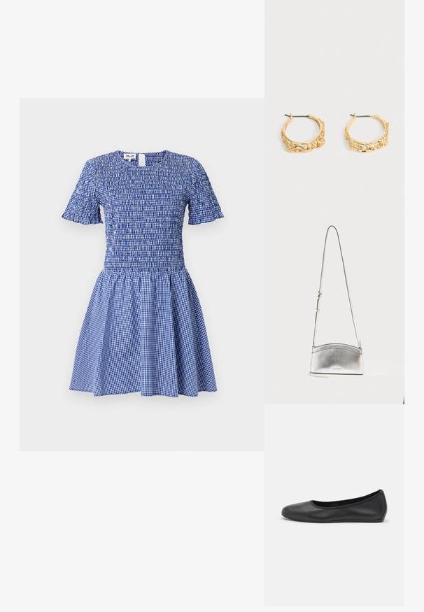 Robe à manches courtes à carreaux bleus et blancs, avec corsage smocké et jupe évasée, dotée d'un col rond et d'une fermeture au dos avec ouverture en forme de goutte.; Ballerines en cuir noir avec un bout rond, texture lisse, détails de couture minimalistes et design de semelle flexible.; Sac bandoulière en métal argenté avec sangle réglable et logo subtil sur le devant, sur fond clair uni.; Paire de boucles d’oreilles créoles couleur or avec embossage floral et feuillage orné sur un fond neutre.