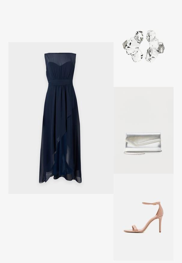 Robe de soirée bleu marine, sans manches avec un décolleté en cœurd. Tissu en chiffon fluide, taille froncée et ourlet asymétrique.; Madden Girl BRAZEN - Sandales - dark nude; Pochette argentée brillante avec rabat style enveloppe et garniture décorative, petite bandoulière chaîne argentée, sur fond clair uni.; Grappe de six morceaux translucides et réfléchissants de forme irrégulière, ressemblant à du verre, disposés sur un fond blanc.