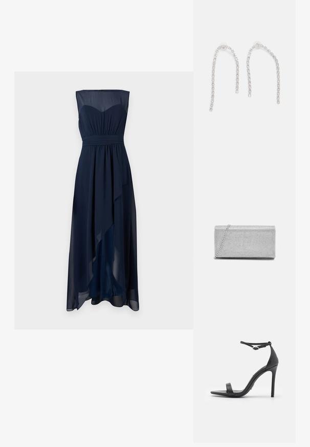 Robe de soirée bleu marine, sans manches avec un décolleté en cœurd. Tissu en chiffon fluide, taille froncée et ourlet asymétrique.; Sandales noires à talons hauts avec un orteil ouvert, des fines lanières et une boucle à la cheville. Texture en cuir lisse avec un design de forme pointue.; Pochette en métal argenté avec un design en maillage tissé, de forme rectangulaire, et une chaîne pour le transport. Texture lisse et finition polie.; Boucles d'oreilles en argent avec des chaînes pendantes, présentant plusieurs pierres précieuses claires disposées en motif linéaire, offrant un effet scintillant.