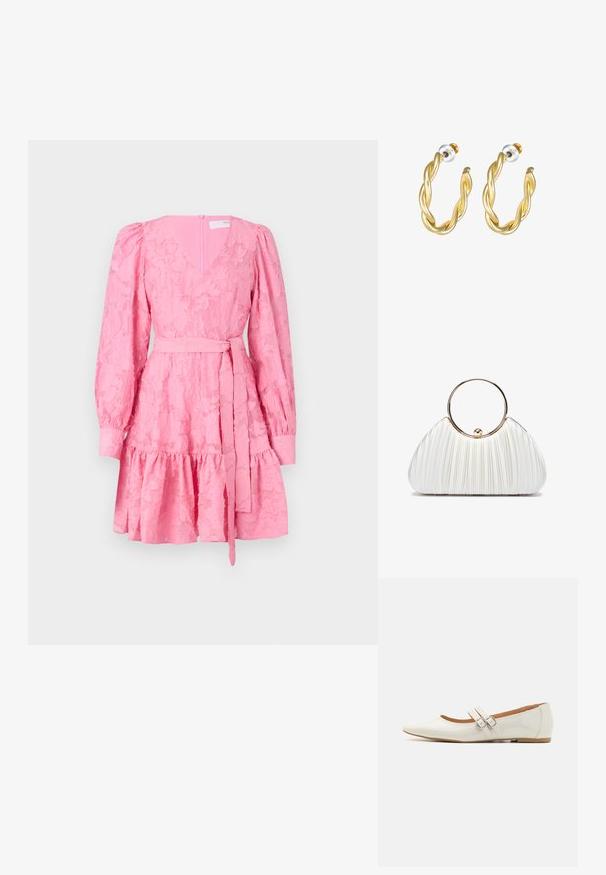 Roze jurk met een V-hals, lange pofmouwen, gestructureerd bloemenpatroon, tailleband en een uitlopende rok met een gerimpelde zoom.; Witte patenten leren ballerina's met een puntige neus, twee decoratieve banden met zilveren gespen en een subtiele bruine zool.; Witte geplooide handtas met een ronde gouden handgreep, gemaakt van zacht materiaal en een afgeronde vorm. Elegante uitstraling met een gestructureerde afwerking.; Gouden gedraaide oorringen met een gladde afwerking, voorzien van een transparante achterkant en goudkleurige hardware.