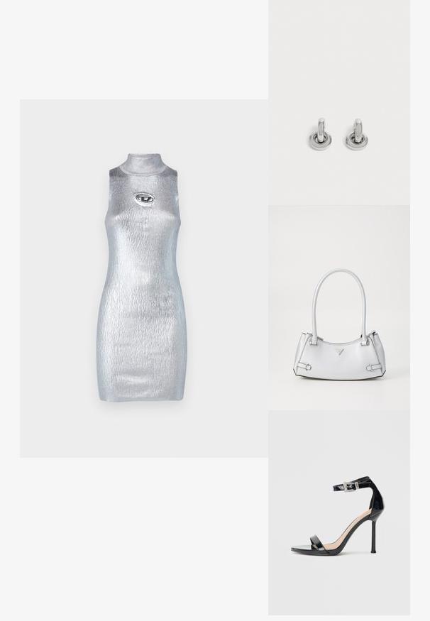 Metallisch silbernes, ärmelloses Minikleid mit hochgeschlossenem Ausschnitt, strukturiertem Finish und einem kreisförmigen Logoakzent auf der Brust. Glattes und figurbetontes Design.; Schwarzer Riemchensandale aus Lackleder mit hohem Absatz und Knöchelriemen. Verfügt über ein minimalistisches Design, offene Zehenpartie und eine Schnalle mit Strassakzenten.; Silberne Handtasche mit einem strukturierten Design, ausgestattet mit zwei Griffen, glänzender Oberfläche, Akzentbeschlägen und einem dreieckigen Logo auf der Vorderseite.; Paar kleine, glänzende silberne Creolen mit rundem Sockel, auf einfachem hellem Hintergrund präsentiert.