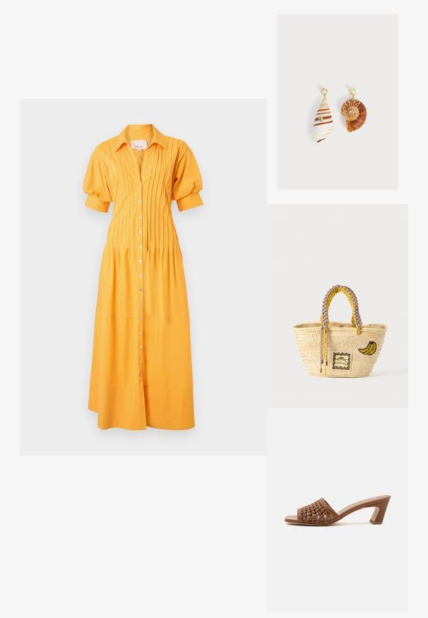 Cinq à Sept MONTY DRESS - Skjortekjole - papaya; Brun flettet mule med åben tå, blokhæl og slip-on design på en ensfarvet hvid baggrund.; Flettet stråtaske med flettede gule og beige håndtag, dekoreret med banan-patch og lille indrammet fiske-design foran.; Asymmetriske øreringe med muslingvedhæng, guldfarvede ørestikker med perletoppe og små indlejrede klare ædelsten på hver skal.