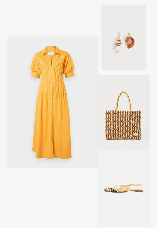 Cinq à Sept MONTY DRESS - Skjortekjole - papaya; Flad vævet slingback-sko med spids tå, der har et beige og sort ternet mønster på tåen og naturligt stråfarvet væv på kroppen.; Vævet taske i brun og gul, med en rektangulær form, to håndtag, og en tekstureret overflade med synlige sting og et mærke.; Asymmetriske øreringe med muslingvedhæng, guldfarvede ørestikker med perletoppe og små indlejrede klare ædelsten på hver skal.