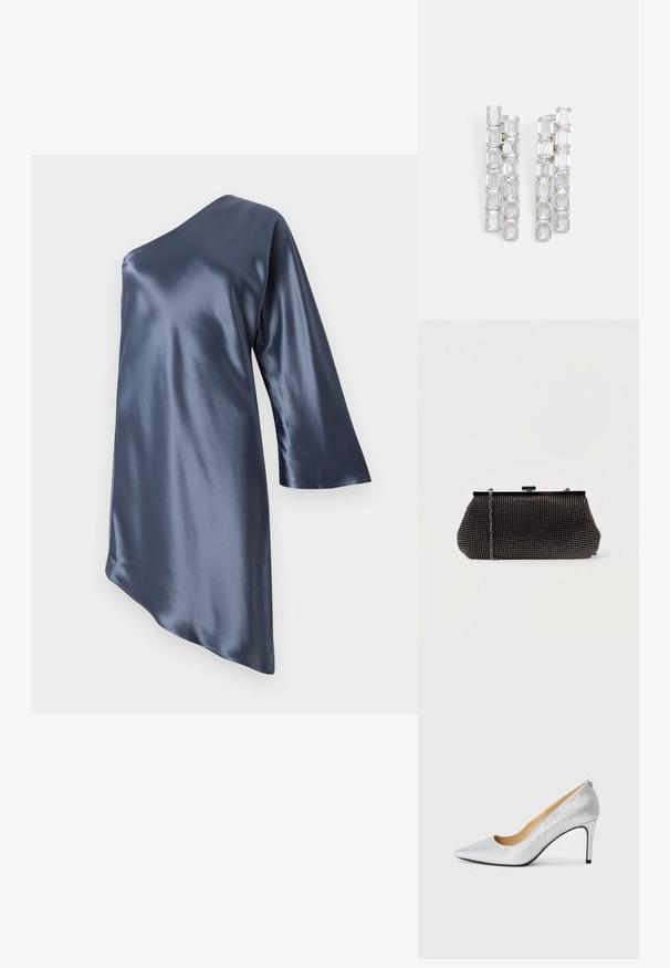Asymmetrisk satin kjole i mørk navy, med én langærmet og en glat, blank tekstur med en skrå nederkant.; Sølvglitrende højhælede pumps med spids tå og glat inderside. Hælen er tynd og fremhæver det slanke design.; Sort mesh clutch-taske med en struktureret silhuet, prydet med små metalstuds, har en låsemekanisme og en aftagelig kæderekke.; Gennemsigtige rektangulære ørehængere i et kaskadedesign med flere sammenkoblede sten, sat i sølvfarvet metal med en poleret finish.