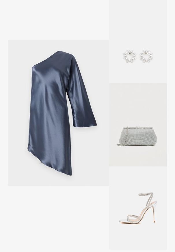 Asymmetrisk satin kjole i mørk navy, med én langærmet og en glat, blank tekstur med en skrå nederkant.; Sølv højhælede sandal med tynde stropper, prydet med rhinsten, og med et elegant design og spids tå.; Sølv mesh clutch taske med en afrundet form, metalramme og aftagelig kæde. Har funklende detaljer med en glat overflade.; Cirkulære øreringe lavet af metal, prydet med flere klare, facetterede sten arrangeret i et funkende mønster. Farveløse og reflekterende.