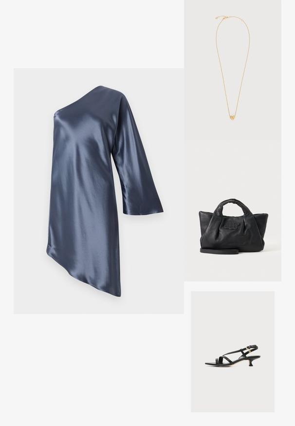 Asymmetrisk satin kjole i mørk navy, med én langærmet og en glat, blank tekstur med en skrå nederkant.; Sort damesandal i læder med tynde krydsede stropper, lav kittenhæls og lille guldbeklædt spænde på ankremmen.; Sort blødt læderhåndtaske med korte håndtag, en aftagelig rem og et syet logo foran, på en ensfarvet lys baggrund.; Delikat halskæde i guld med et lille hjerteformet vedhæng med et snoet design på en neutral baggrund.