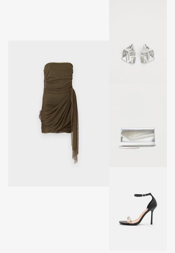 Robe mini drapée sans bretelles en vert olive, présentant une texture froncée et un volan sur le côté, fabriquée à partir d'un tissu léger et transparent.; Sandale à talons hauts noire avec une sangle transparente ornée de trois clous décoratifs et une sangle ajustable à la cheville, au design élégant et pointu.; Pochette argentée brillante avec rabat style enveloppe et garniture décorative, petite bandoulière chaîne argentée, sur fond clair uni.; Boucles d'oreilles en métal argenté avec un design ondulé et sculptural, présentant une finition polie et des formes irrégulières, mettant en valeur une esthétique contemporaine.