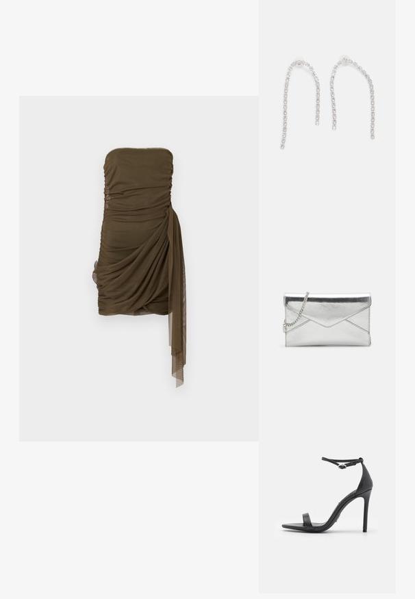 Robe mini drapée sans bretelles en vert olive, présentant une texture froncée et un volan sur le côté, fabriquée à partir d'un tissu léger et transparent.; Sandales noires à talons hauts avec un orteil ouvert, des fines lanières et une boucle à la cheville. Texture en cuir lisse avec un design de forme pointue.; Pochette métallique argentée avec une bandoulière en chaîne, présentant un design de rabat angulaire et des accents cousus pour une texture supplémentaire.; Boucles d'oreilles en argent avec des chaînes pendantes, présentant plusieurs pierres précieuses claires disposées en motif linéaire, offrant un effet scintillant.