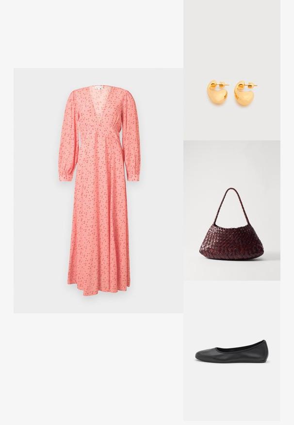 Pink maxikjole med lange ærmer og små røde og hvide blomsterprint, V-hals, tætsiddende talje og manchetter med knapper.; Sort læderballetsko med rund tå, glat tekstur, minimal syning og et fleksibelt såldesign.; DRAGON DIFFUSION ROSANNA - Håndtasker - bruciato; Par af små, robuste ørestikker i guldfarvet metal med glatte, buede, abstrakte former på en lys baggrund.