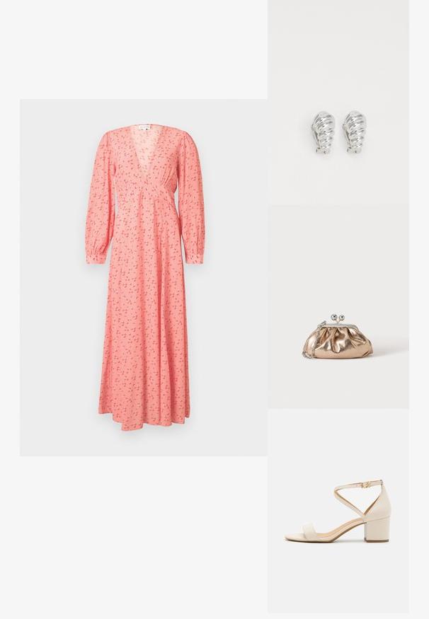 Robe longue à manches longues rose avec un petit imprimé floral rouge et blanc, encolure en V, taille cintrée et poignets boutonnés.; Sandales à talon bloc beiges présentant un design minimaliste, bout ouvert et une sangle de cheville ajustable avec une boucle dorée. Texture lisse.; Petit sac pochette métallique dorée avec fermoir argenté et chaîne sur un fond clair uni.; Boucles d'oreilles en clip argentées avec un design en spirale, présentant une texture métallique lisse et des formes arrondies. Pas d'embellissements ou de motifs visibles.