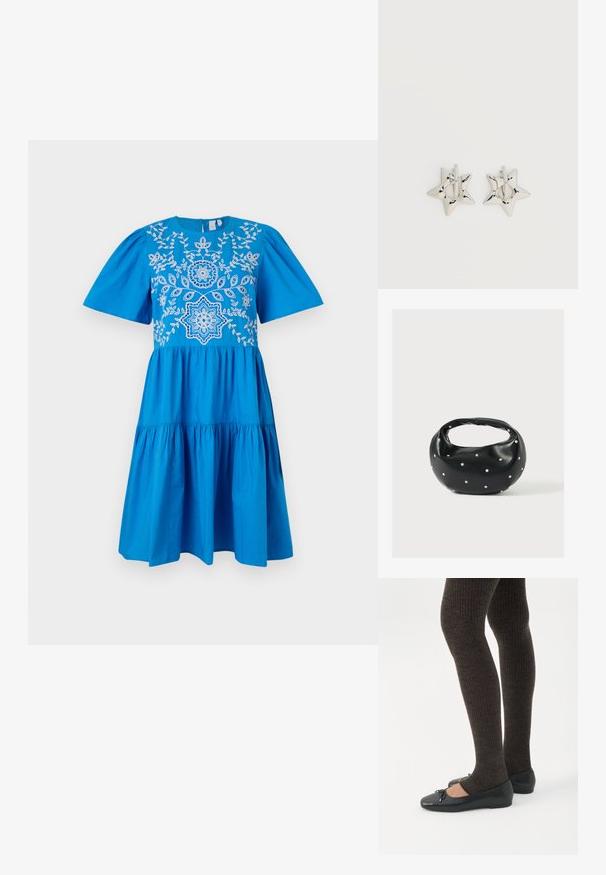 Blå bomulds kjole med korte puffærmer, en broderet overdels med blomster mønstre, en rund halsudskæring og en lagdelt skirt.; Ben iført mørke ribbede leggings kombineret med sorte balletsko med små sløjfedetaljer på hvid baggrund.; Sort læderhåndtaske med en rundet form, dekoreret med sølvnitter, og et kort håndtag. Glat tekstur og lynlåslukning.; Sølv stjerneformede øreringe med en glat, poleret finish på en ensfarvet hvid baggrund.