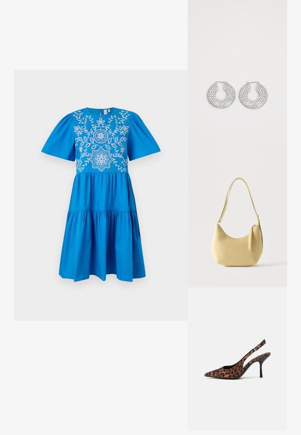 Blå bomulds kjole med korte puffærmer, en broderet overdels med blomster mønstre, en rund halsudskæring og en lagdelt skirt.; Slyngehæle med leopardmønster og spids tå, sort blank hæl og justerbar ankelrem. Blødt materiale med en tekstureret finish.; Lille lysegul læder skuldertaske med justerbar rem og top lynlås lukning mod ensfarvet baggrund.; Sølvøreringe med flere klare krystaludsmykninger, med en struktureret overflade og et åbent rundt design.