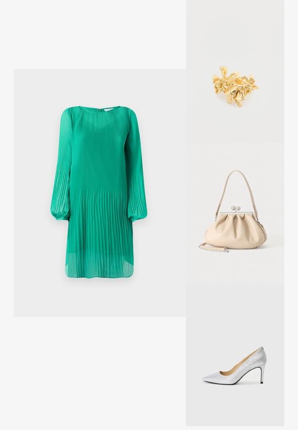 Grünes, plissiertes Kleid mit langen Ballonärmeln und Rundhalsausschnitt. Der Stoff ist leicht und durchsichtig, mit einer fließenden Silhouette.; Silberne Glitzer-Pumps mit hohen Absätzen, spitz zulaufender Zehenpartie und glattem Innenfutter. Der Absatz ist schmal und betont das elegante Design.; Beige weiche Lederhandtasche mit silbernem Metallrahmenverschluss, einem Schulterriemen und einem optionalen Kettenriemen auf weißem Hintergrund.; Goldener Blumenring mit detaillierten Blüten und Blättern in einer strukturierten Oberfläche, der eine organische Form und ein filigranes Design zeigt.