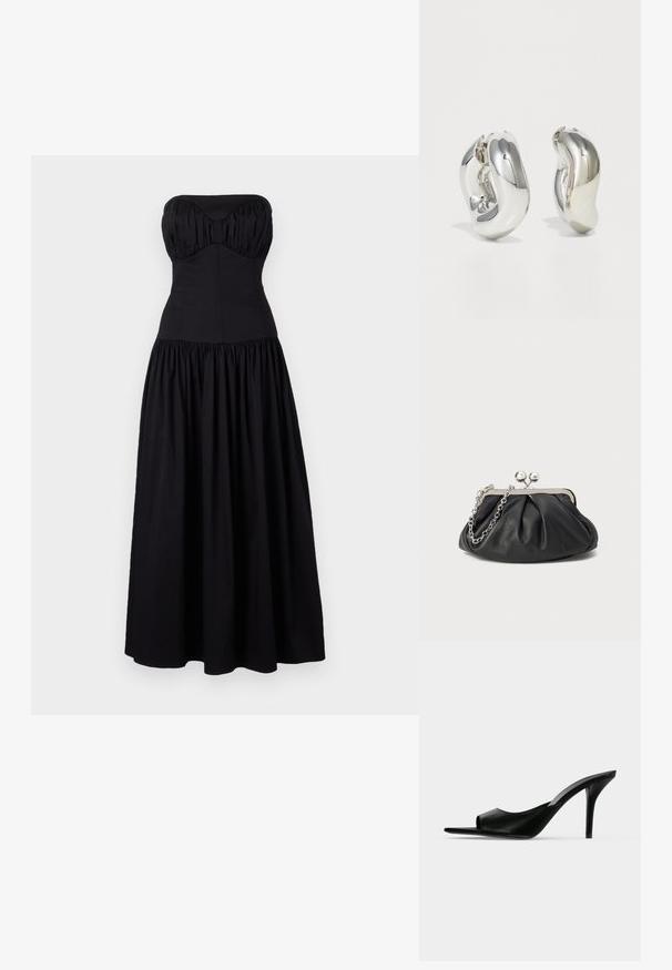 Schwarzes, trägerloses Maxikleid mit tailliertem Oberteil und gerafftem Rock. Hergestellt aus glattem Stoff, mit herzförmigem Ausschnitt und Rüschendetails.; Schwarzer Leder-Pantolette mit offenem Zehenbereich und hohem, schlankem Stiletto-Absatz, im Seitenprofil vor neutralem Hintergrund gezeigt.; Schwarze Leder-Clutch mit geraffter Textur, silberfarbener Metallrahmen, Druckverschluss und Kettenriemen. Glatte, weiche Oberfläche.; Silberne skulpturale Ohrringe mit glatten, geschwungenen Formen und reflektierenden Oberflächen. Sie verfügen über ein geschlossenes Ringdesign und eine ausgeprägte organische Form.