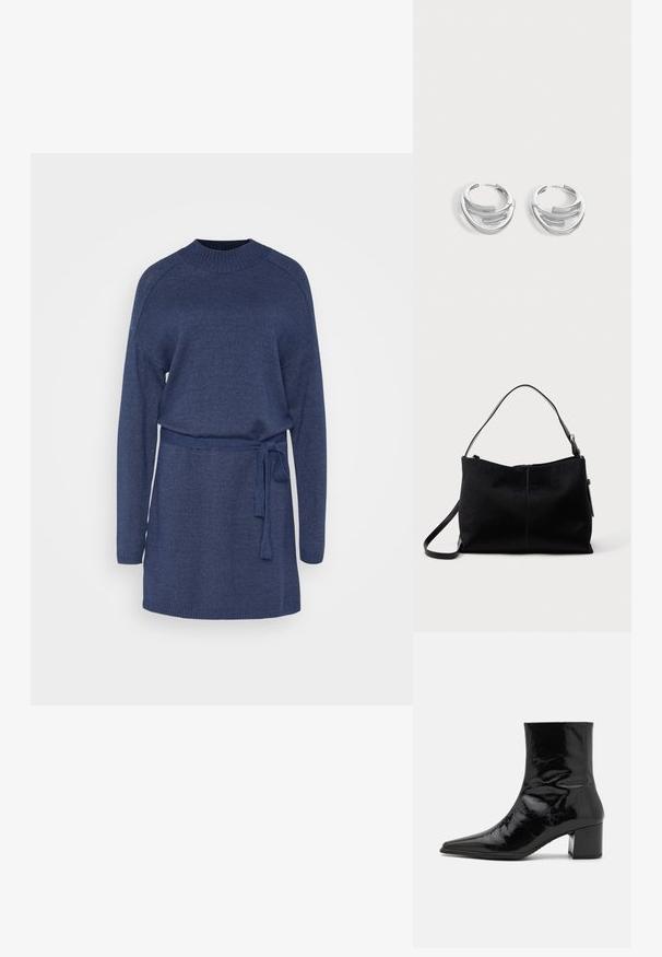 Robe en tricot marine à manches longues, col rond et taille ceinturée. Comprend des poignets et un ourlet côtelés pour une texture supplémentaire.; Bottine en cuir verni noir avec un bout pointu, un haut structuré et un talon épais. Présente une texture lisse et brillante.; Sac à bandoulière noir avec une surface lisse et texturée, doté d'une seule sangle et d'une fermeture éclair en haut. Forme rectangulaire compacte.; Paire de boucles d'oreilles anneaux en argent poli avec un design de barre incurvée superposée sur un fond clair uni.