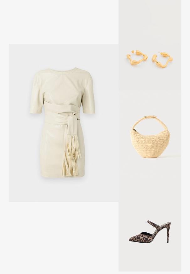 Crème leren jurk met korte mouwen, een aansluitend lijfje en een strik taille met franjes. Gladde textuur en minimalistisch ontwerp.; Puntschoen mule met hoge hak, met een enkele band en een bruin-zwarte luipaardprint op een witte achtergrond.; Beige geweven handtas met afgerond lichaam, ritssluiting en een korte, dikke band in een eenvoudige, gestructureerde haakstijl.; Goudkleurige abstracte oorringen met gegoten, onregelmatige afgeronde vormen en achterste sluitingen, afgebeeld op een witte achtergrond.