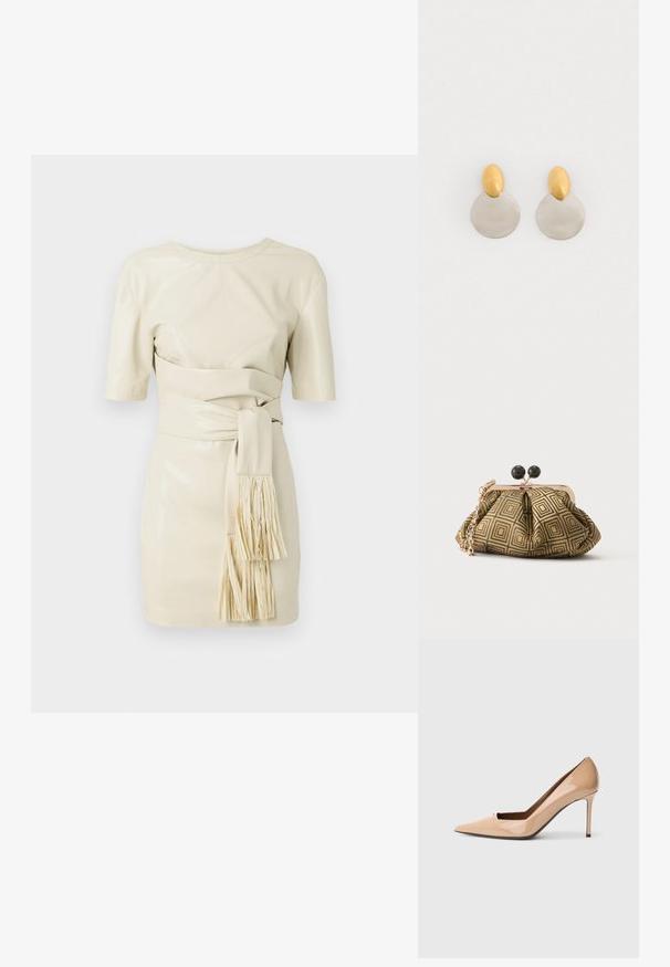 Vestido de cuero crema con mangas cortas, un corsé ajustado y un cinturón atado con detalle de flecos. Textura suave y diseño minimalista.; Zapato de salón de charol color nude con tacón alto, punta puntiaguda, detalle de corte abierto y tacón de aguja delgado para mayor altura.; Pequeño bolso de mano con patrón geométrico en dorado y negro, marco metálico dorado, cierre de bola negro y una corta correa de cadena dorada.; Pendientes de metal dorado y plateado con base de disco redondo y pieza superior ovalada, textura suave y acabado pulido.