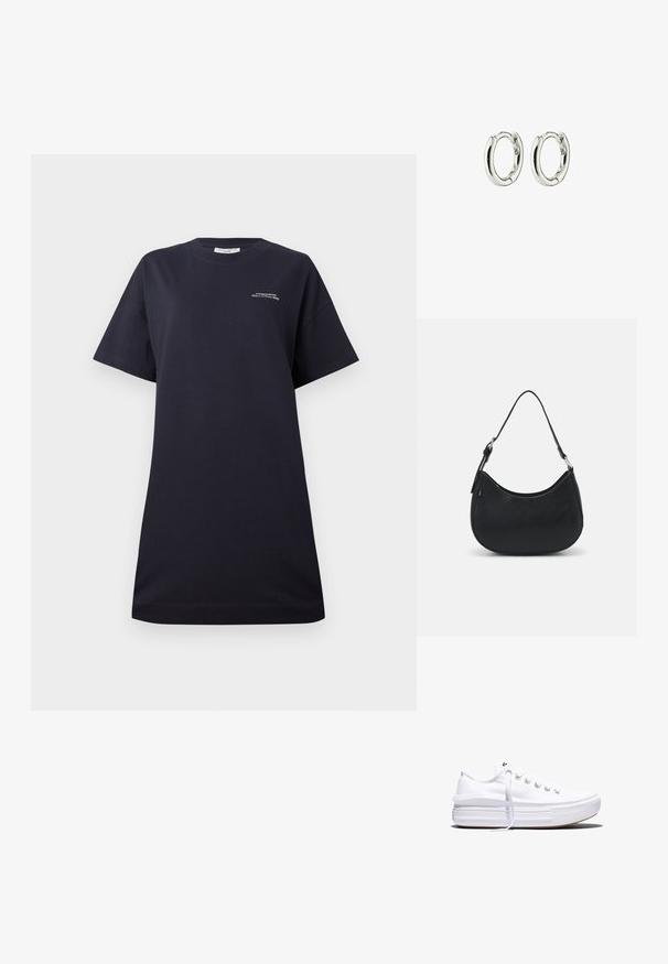 Zwarte katoenen T-shirt met korte mouwen, ronde hals, ontspannen pasvorm, voorzien van een klein, wit gedrukt logo op de borst en een gladde textuur.; Witte lage canvas sneaker met dikke plateauzool, veters aan de voorkant en rubberen toeskap met structuur, zijaanzicht.; Zwarte hobo tas van soepel leer met een gebogen silhouet, voorzien van een enkele verstelbare schouderriem en minimalistische ontwerpdetails.; Zilveren creolen met een gladde, glanzende afwerking. Geronde vorm met een veilige sluiting. Minimalistisch ontwerp met een subtiele draai-detail.