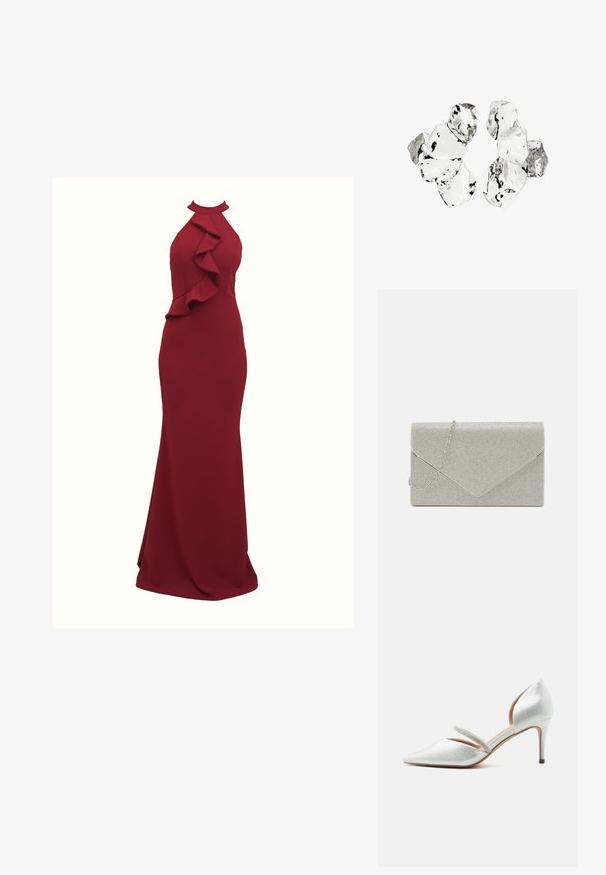 Burgundy halterneck kjole med flæset detalje på siden; tætsiddende silhuet; lavet af glat, strækbart stof; gulvlængde.; Sølv højhælede sko med spids tå, lav stiletthæl og en tynd rem prydet med rhinsten over vristen.; Metallic sølv clutch taske med et kuvert-design, udsmykket med et struktureret mønster, der har en aftagelig kæde-strop.; Klynge af seks uregelmæssigt formede, gennemsigtige og reflekterende glaslignende stykker arrangeret på en hvid baggrund.