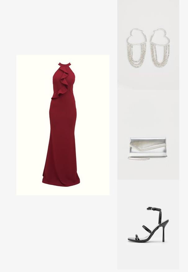 Burgunderfarbendes Neckholder-Kleid mit Rüschendetails an der Seite; figurbetonende Silhouette; aus glattem, dehnbarem Stoff gefertigt; bodenlanger Schnitt.; Schwarze Lackleder-High-Heel-Sandalen mit drei horizontalen Riemen und einem verstellbaren Knöchelriemen. Schlanke Silhouette und glänzende Oberfläche.; Glänzende silberne Clutch mit Umschlagklappe und dekorativem Besatz, kleiner silberner Kettenriemen, auf einfachem hellem Hintergrund.; Silberne Creolen in Herzform, verziert mit herabhängenden Strängen aus klaren Strasssteinen für zusätzlichen Glanz und Textur.