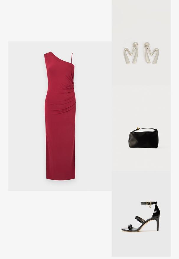 Robe longue bordeaux sans manches avec une large bretelle d'épaule et une fine, présentant des fronces latérales à la taille.; Sandale en cuir verni noir avec trois brides, boucle de cheville et talon aiguille de 10 cm. Présente un détail en métal doré et un charm logo.; Pochette en satin noir avec une forme arrondie, une anse supérieure et un fermoir en doré. Texture lisse avec un design minimaliste.; Paire de boucles d'oreilles en métal argenté en forme de lettre M angulaire avec des tiges arrondies sur fond blanc.