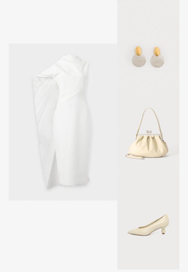 Robe blanche asymétrique avec une silhouette ajustée et une cape dramatique drapée sur un bras, longueur au genou avec une fente subtile sur un côté.; Chaussure femme couleur crème à bout pointu avec un petit talon rond en forme de boule, sur fond uni.; Sac à main en cuir souple couleur crème avec un design froncé, fermoir cadre argenté, poignée courte et bandoulière chaîne amovible.; Boucles d'oreilles en métal doré et argenté avec une base en disque rond et une pièce supérieure ovale, texture lisse et finition polie.