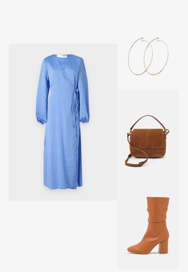Vestido azul envolvente hecho de una tela suave con rayas blancas verticales, mangas largas abullonadas y un lazo en la cintura. De largo largo y con escote en V.; Anna Field by Zalando Botas - cognac; Bolso cruzado de ante marrón con un asa en la parte superior, tapa frontal y herrajes en tono dorado. Presenta un acento de cuero en la base de la tapa.; Pilgrim Pendientes - gold-coloured